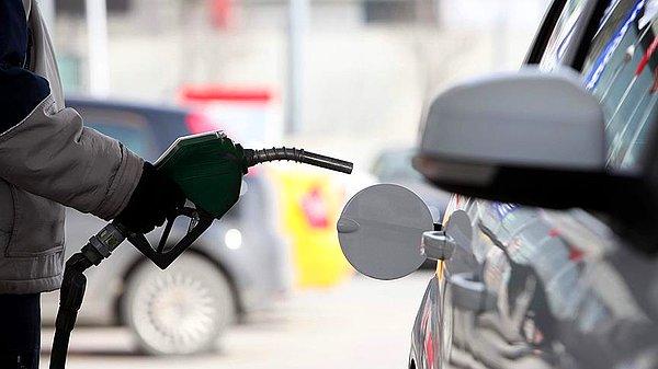 Benzinin litresi İstanbul'da 11,63 liradan 12,31 liraya, İzmir'de 11,71 liradan 12,39 liraya çıkacak.