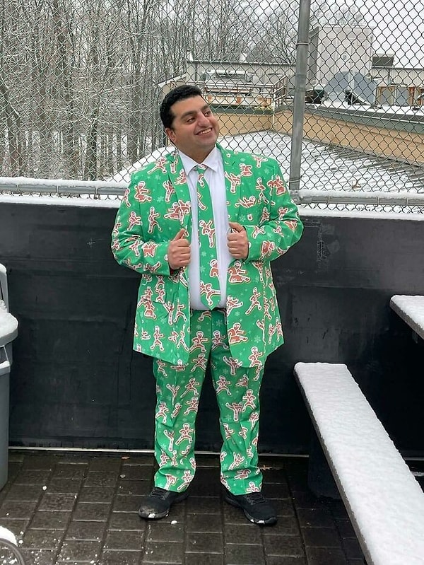 11. Каждый год этот парень одевает необычные костюмы на работу