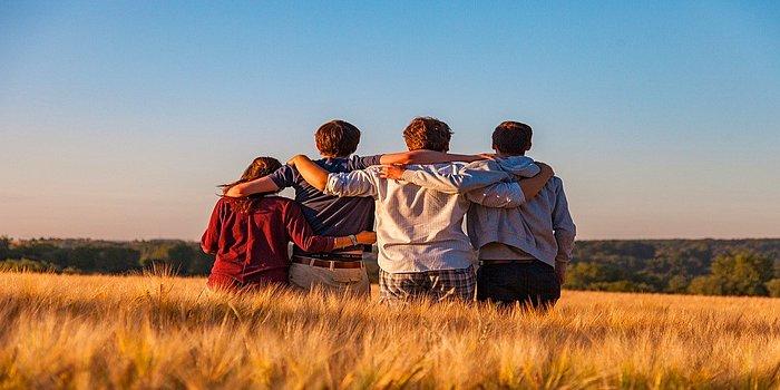 Yalnızca Gerçek Arkadaşları Heyecanlandıran 15 Dostluk Konulu Şarkı