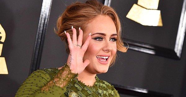 Adele; kalp ağrısı, kabullenme ve umut gibi temaları barındıran bu albümün söylenenin aksine "boşanma" hakkında olduğunu düşünmüyor.