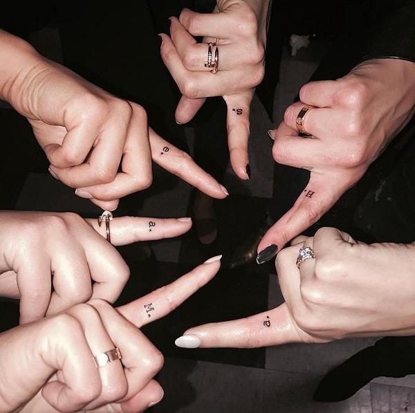 4. 'Pretty Little Liars' ekibi final sezonunun ardından işaret parmaklarına karakterlerinin baş harflerinin dövmelerini yaptırmış.