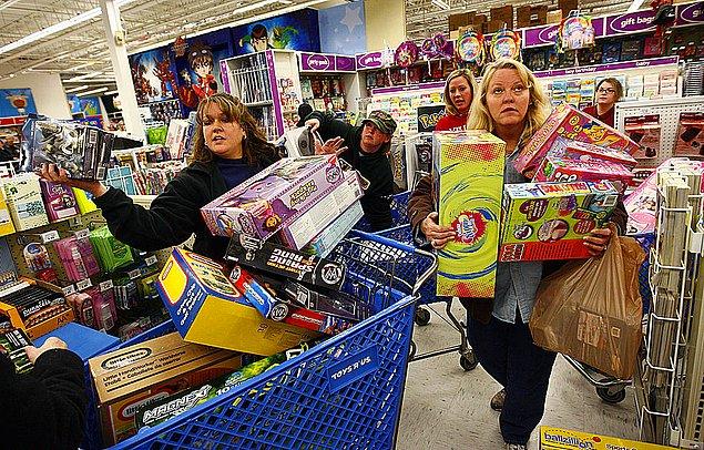 13. "Şükran Günü'nde güya sahip olduklarına şükür edip, Noel'den hemen sonra 'Kara Cuma' indirimleri gelince gördüğü her şeyi satın almak için birbirlerini ezen Amerikalılar,"