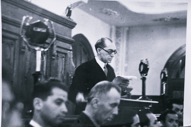 Aras kendisini tutamaz ve şöyle der: Paşam, mendillerinize, potinlerinize varıncaya kadar bize vermekten hoşlanıyorsunuz; ne olurdu bir ay önce düşünseydik de yeni bir yıl için...