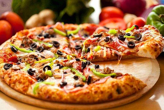 Ev Yapımı Pizza Tarifi: Karışık Pizza Nasıl Yapılır?