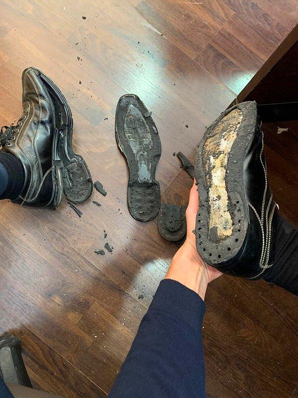 20. "Ofise geldikten dakikalar sonra ayakkabılarım parçalanmaya karar verdi."