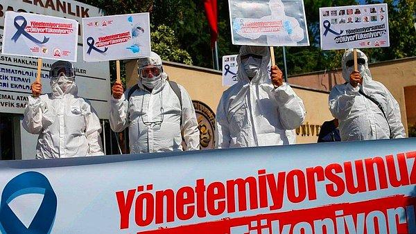 Tüm bunlara ek olarak Türk Tabipler Birliği, pandeminin ilk yılında 8 binden fazla doktorun istifa ettiğini söylüyor.