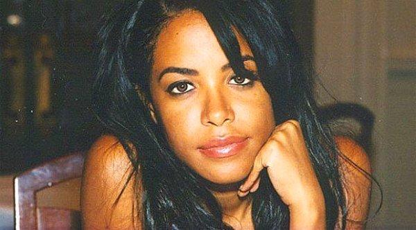 Öldüğünde 22 yaşında olan Aaliyah, Bahamalar'ın Abaco Adası'ndan Miami'ye dönüş yaparken uçak kazasında hayatını kaybetti.