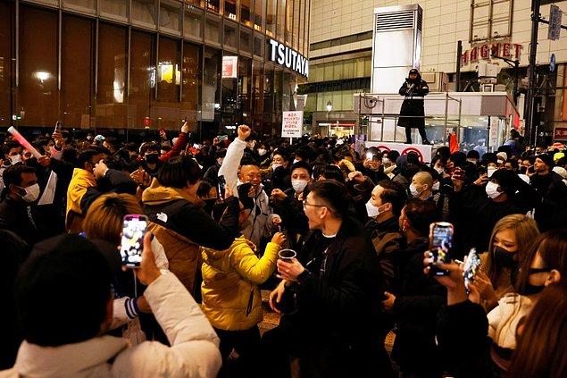 Japonya, Türkiye saati ile 18.00`de yeni yıla merhaba dedi. Tokyo`da çok sayıda kişi, ünlü Shibuya Kavşağı`nda güvenlik önlemleri altında yeni yıla girdi.