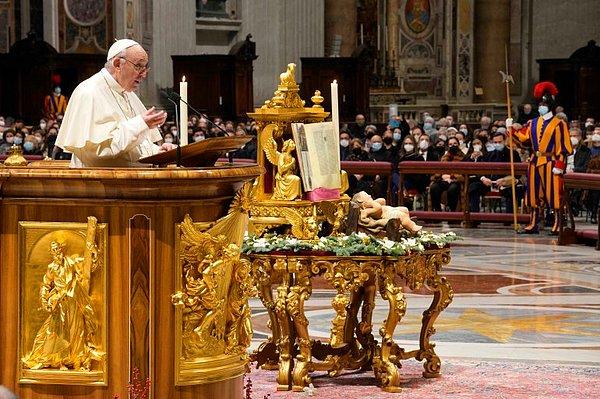 Katoliklerin ruhani lideri Papa Francis ise Vatikan'daki Aziz Petrus Bazilikası'nda düzenlenen yılbaşı ayine katıldı.