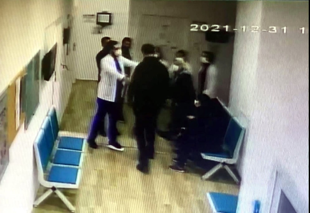 Avcılar'da Aşı Olmak İçin Gelen Kişiden Doktora Yumruklu Saldırı: 'Karşılığı Bu Olmamalı'