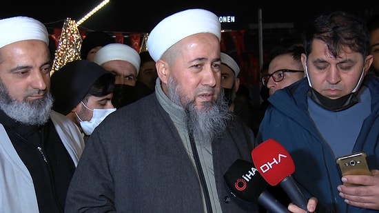 Taksim'de Bildiri Dağıtan Tebliğcilerden Yılbaşı Yorumu: '2 Sene Önce Bu Kadar Kalabalık Değildi'