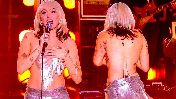 10. Yılbaşı programı için sahneye çıkan Amerikalı şarkıcı Miley Cyrus performans sırasında kıyafetinin azizliğine uğradı.