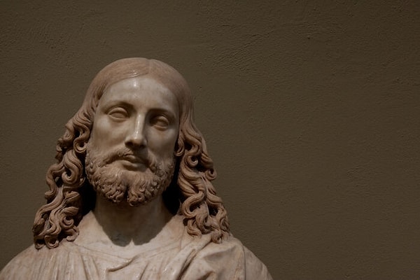 1. Все думают, что Иисус был белокожим, длинноволосым белым мальчиком. Это не так. Ведь Иисус выглядел так, как сегодня выглядит большинство черноволосых жителей Среднего Востока. Он был евреем из южного Израиля, но каждый христианин Европы и Америки, кажется, думает, что он похож на хиппи из пригорода среднего класса 90-х годов.