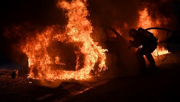 Yılbaşı gecesi için ülke genelinde 130 bin polis ve jandarma görevlendirilmişti. 2019 yılbaşı gecesinde ise bin 316 araç ateşe verilmişti.