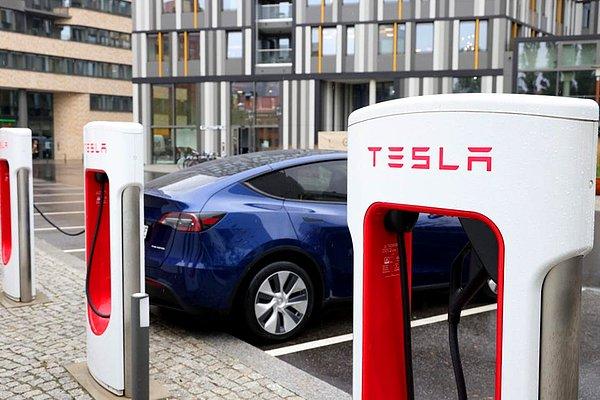 Analistlerin beklentilerini aşan Tesla, 2021'in son çeyreğinde 308 bin 600 araç teslimatı gerçekleştirdi. 2021'in tamamında ise 936 bin 172 araç teslimi yaptı.