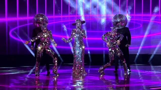 Biliyorsunuz, yurt dışında "The Masked Singer" adıyla yayınlanan eğlence programı "Maske Kimsin Sen?" 1 Ocak Cumartesi akşamı ilk bölümüyle Fox'ta yayınlanmaya başladı.