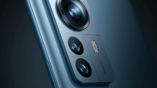 Xiaomi 12 Pro’da rakibi gibi üçlü bir kamera kurulumuna sahip.