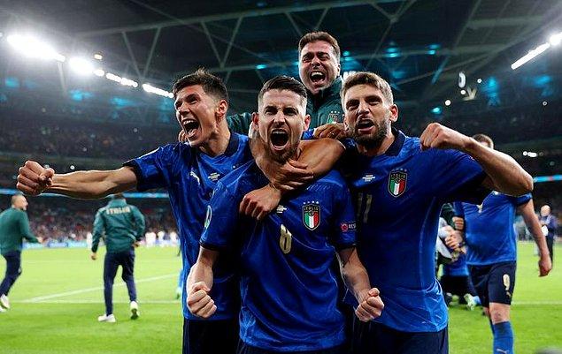 20. EURO 2020'deki İtalya-İspanya yarı finalinde 6. penaltıyı gole çeviren Jorginho ve takım arkadaşlarının sevinci