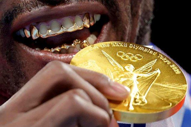 27. Erkekler hafif siklet boksta altın madalya kazanan Kübalı Julio Cesar La Cruz