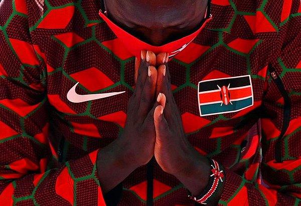 31. Erkekler 800 m birincisi Kenyalı Emmanuel Kipkurui Korir'in seremoni öncesi fotoğrafı