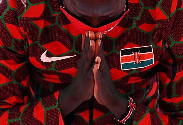 31. Erkekler 800 m birincisi Kenyalı Emmanuel Kipkurui Korir'in seremoni öncesi fotoğrafı