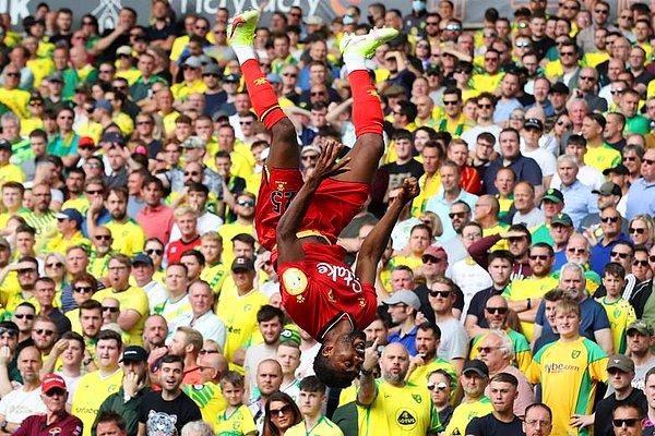 36. Watfordlu Emmanuel Dennis, Norwich City'ye attığı golü kutluyor.
