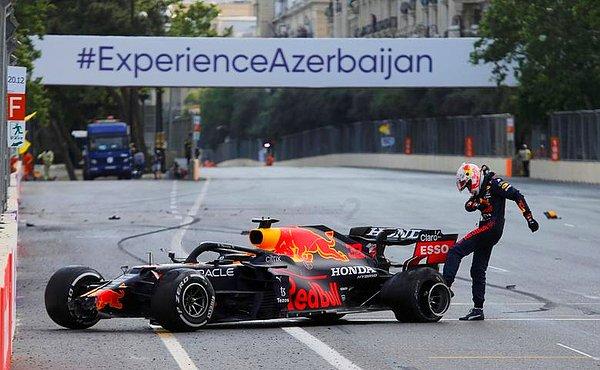 40. Azerbaycan Grand Prix'nde kaza yapan Max Verstappen aracını tekmeliyor.
