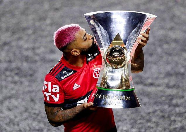 44. Flamengolu Gabigol Brezilya şampiyonluğunu kutluyor.