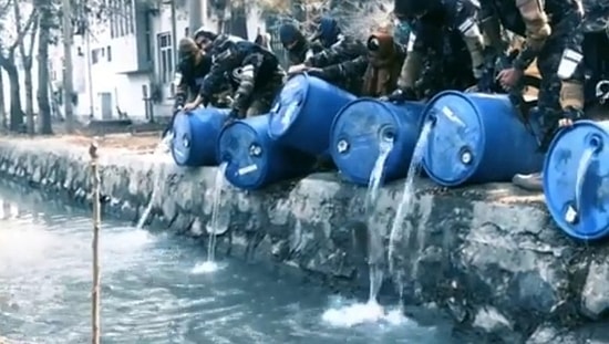 Afganistan'da Baskınlarda Toplanan 3 Bin Litre İçki Kanala Döküldü