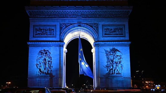 Fransa'da Hükümet Irkçılara Karşı Geri Adım mı Attı? Zafer Takı'na Asılan AB Bayrağı Siyasi Kriz Yarattı