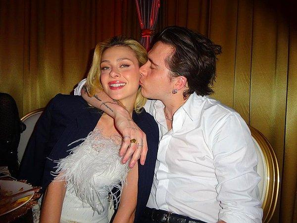 Brooklyn Beckham yeni yılda da nişanlısı ile fotoğraflarını paylaşmadan duramadı.
