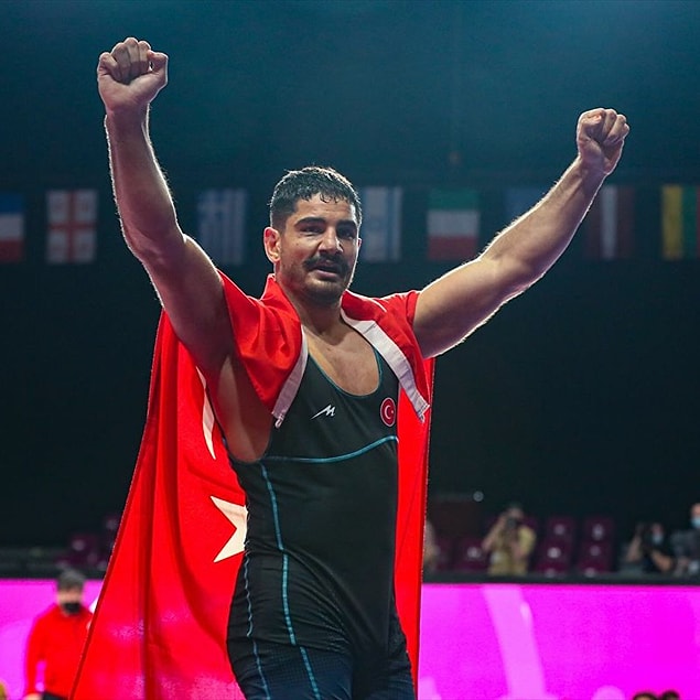 12. 21 Nisan - Polonya'da düzenlenen Avrupa Güneş Şampiyonası'nda serbest stil 125 kiloda mücadele eden Dünya ve olimpiyat şampiyonu milli güreşçi Taha Akgül, Rus Sergei Kozyrev'i 9-2 yenerek 8. Avrupa şampiyonluğu ile Avrupa güreş tarihinde serbest stilde en fazla Avrupa şampiyonu olan güreşçi unvanını elde etti.