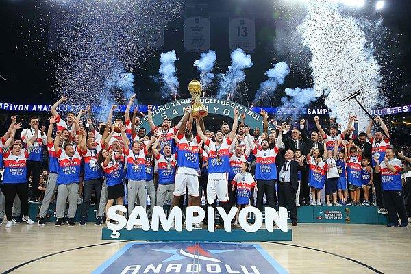 20. 7 Haziran - ING Basketbol Süper Ligi play-off finalinin üçüncü maçında Fenerbahçe Beko'yu 93-66 yenen Anadolu Efes, seriyi 3-0 kazanarak 2020-2021 sezonunun şampiyonu oldu.