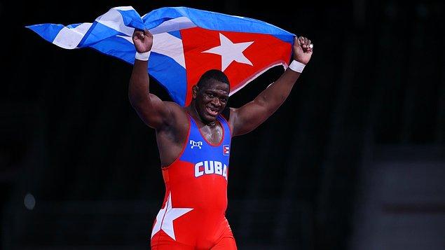 37. 2 Ağustos - Kübalı Mijain Lopez Nunez, 2020 Tokyo Olimpiyat Oyunları'nda 130 kiloda şampiyonluğa ulaşarak üst üste 4 olimpiyatta altın madalya alan ilk güreşçi oldu.