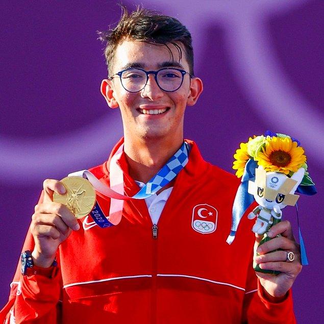 34. 31 Temmuz - 2020 Tokyo Olimpiyat Oyunları'nda klasik yay bireysel finalinde İtalyan Mauro Nespoli'yi 6-4 yenen milli okçu Mete Gazoz, altın madalya kazandı.
