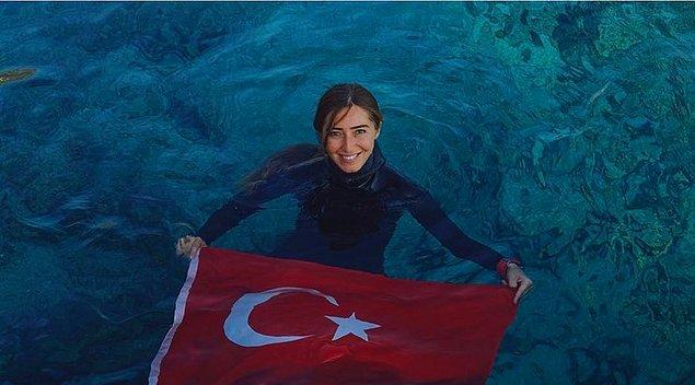 62. 26 Ekim -Şahika Ercümen, Cumhuriyet'in 98. yılına ithafen Antalya'da rekor için daldı. Milli sporcu, paletsiz değişken ağırlık kategorisinde 100 metreye dalarak dünya rekoru kırdı.