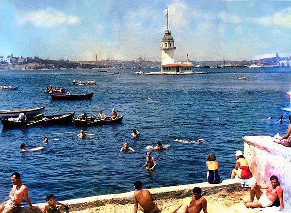6. Salacak Plajı'nda denize giren insanlar, İstanbul, 1975.