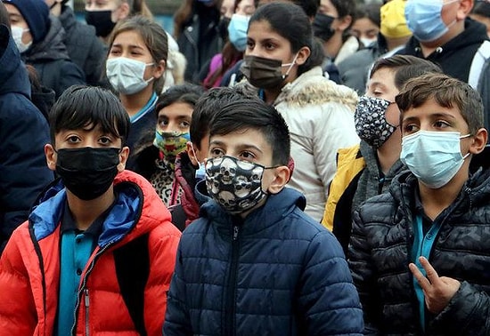 Okullarda Korkutan Olay: ‘Bu Maskeleri Almayın! Değiş Tokuş Yapıyorlar’