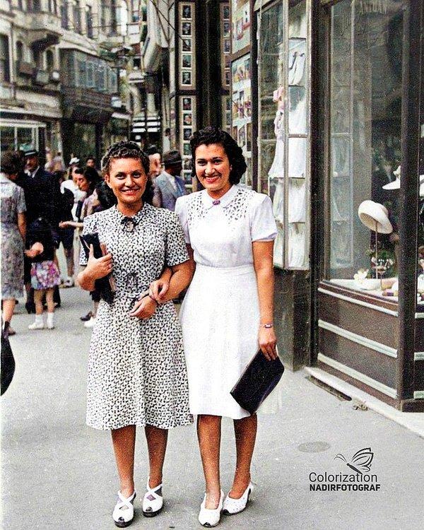 4. İstiklal Caddesi'nde poz veren arkadaşlar, İstanbul, 1950.