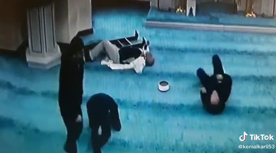 İmamın Kürsüye Çıkmaya Çalıştığı Sırada Düşmesine Yerlere Yatarak Gülen Cemaat