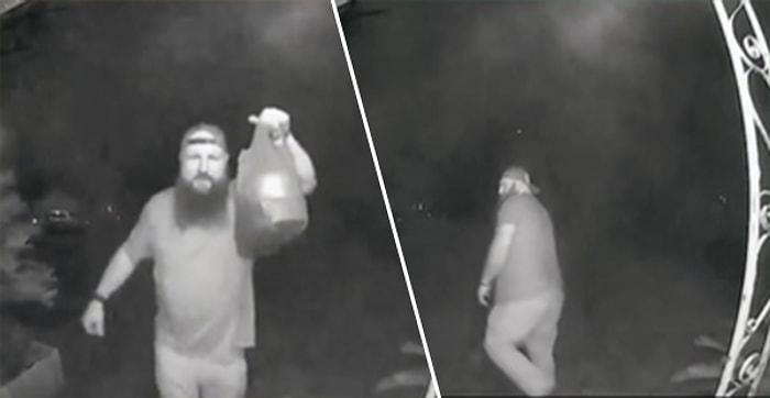 Siparişi Kapıya Bıraktıktan Sonra Kameraya Doğru Gaz Çıkartan Kurye