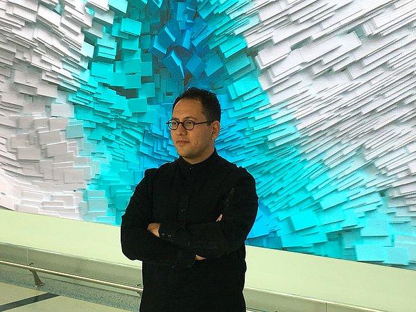 Bu gelişmenin ardından sanatın yapay zeka ile buluşmasının ve bu alandaki gelişmelerin dünya genelindeki önemli temsilcilerinden birisi olan 37 yaşındaki ünlü sanatçı Refik Anadol, Samsung ile iş birliklerini duyurdu.