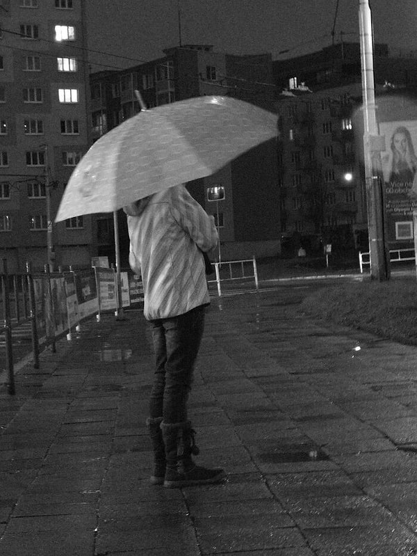 5. "Польша. Девушки с зонтиками. Избегайте красивых молодых девушек с розовыми зонтиками во многих популярных туристических местах во многих городах. Они пригласят вас в стриптиз-клуб, где предложат вам первый напиток бесплатно, от которого вы опьянеете, а затем отнимут у вас деньги (в том числе деньги с кредитной карты)."