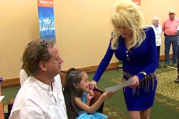 6. Amerikalı şarkıcı Dolly Parton, düşük gelirli ailelerin çocuklarına her ay ücretsiz olarak okuyabilecekleri kitaplar gönderiyor. Kendisinin kitap vakfı toplamda 100 milyondan fazla kitap dağıtmış!