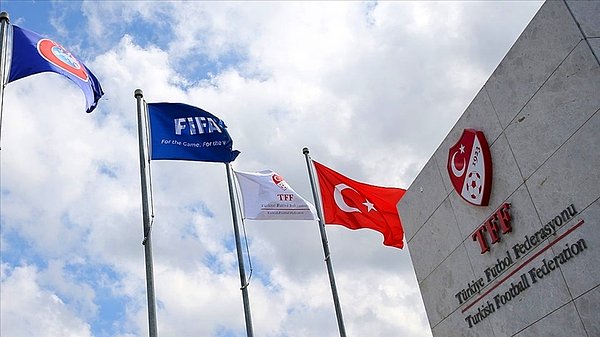 Türkiye Futbol Federasyonu, maçlarda stadyumlara girişte artık 3. doz aşısı olmayanların alınmayacağını açıkladı.