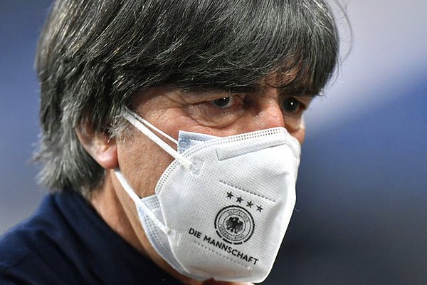 Löw'ün Fenerbahçe'ye dönmeye sıcak baktığı belirtilirken son kararın birkaç gün içerisinde çıkması bekleniyor.