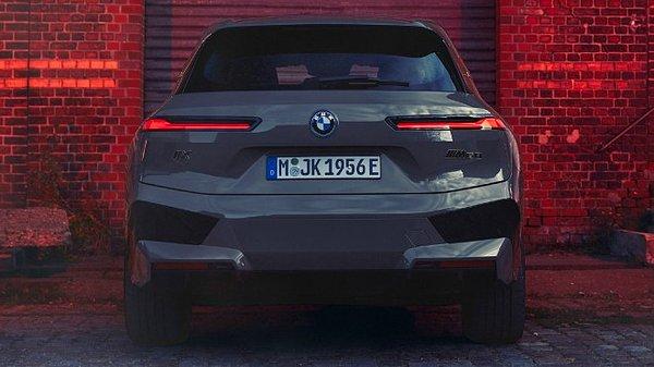 2023 BMW iX M60'ta iki elektrik motoru ve 111.5 kWsa'lik batarya paketi bulunuyor. Sport modu ve kalkış kontrol fonksiyonu devrede olduğunda araç belli bir süre için 610 beygir güç ve 1100 Nm tork değerlerine ulaşıyor.