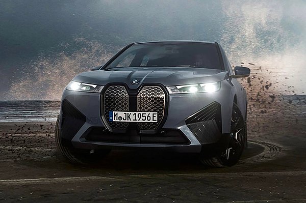 Yeni BMW iX M60'ın yaz aylarında satışa sunulması planlanıyor. Elektrikli SUV'un ABD'deki fiyatı 105.100 dolar olacak.