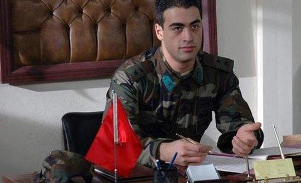 Kural, Emret Komutanım dönemindeki oyuncu arkadaşları Sarp Levendoğlu ve Ufuk Özkan'a kırgın olduğunu belirtti.