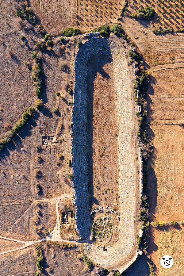 Fotoğrafçı Cihancan Sezgin, Twitter hesabında Afrodisias Antik Kenti'nde yer alan antik stadyumun fotoğrafını paylaştı.